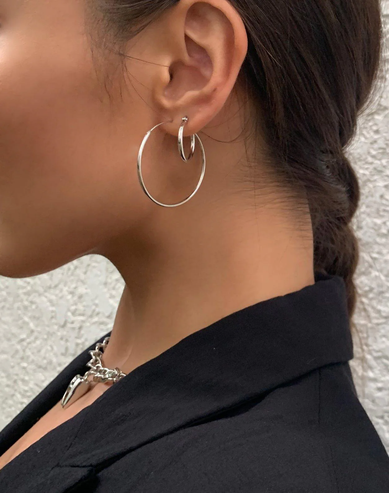 The Simple Hoop Earrings in Silver - Image 3